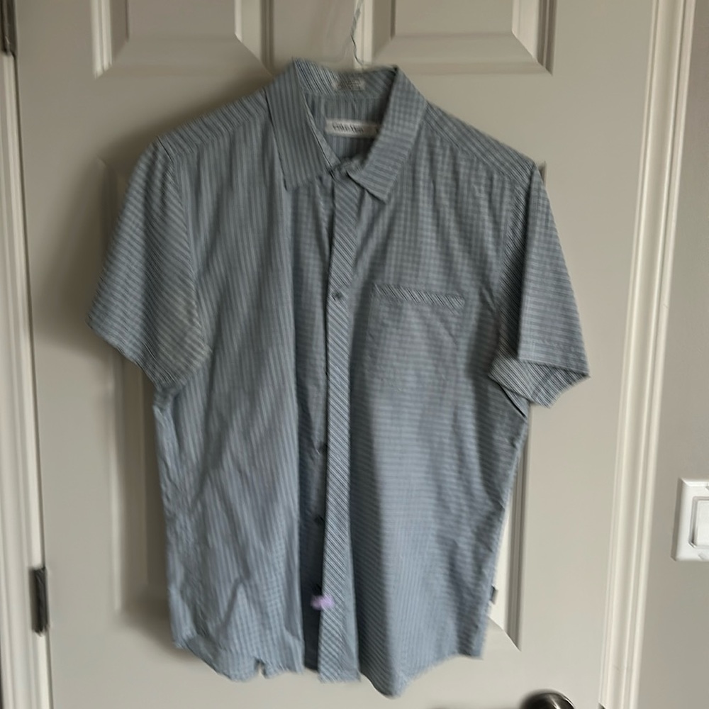 Men’s short sleeve shirt.